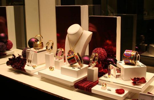 Ways you can Properly Display your Jewelry to Attract More Customers